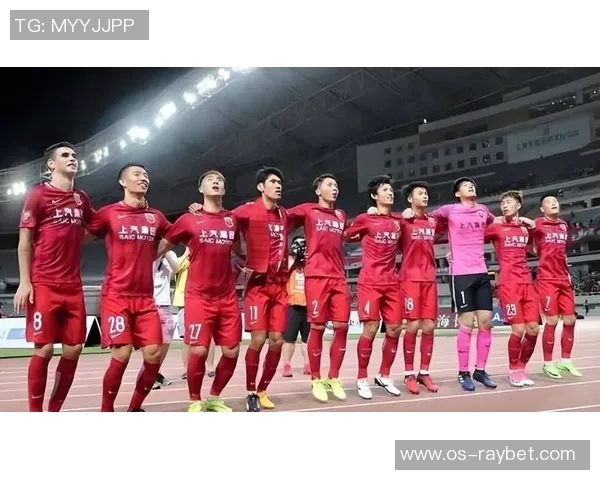 中超联赛焦点对决上港队迎战劲敌全力争胜展现球队实力